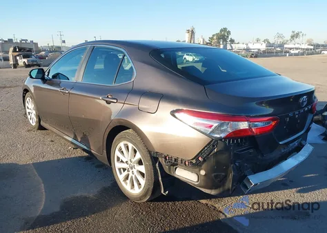 2018 Toyota Camry Le z USA, uszkodzony, nr VIN 4T1B11HK6JU064003